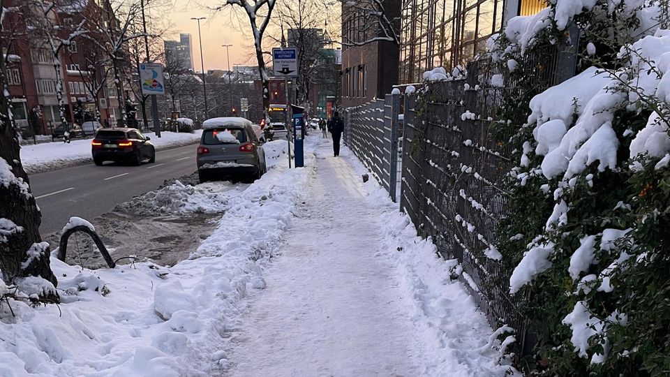 Wintereinbruch in Hamburg: nicht geräumter Gehweg