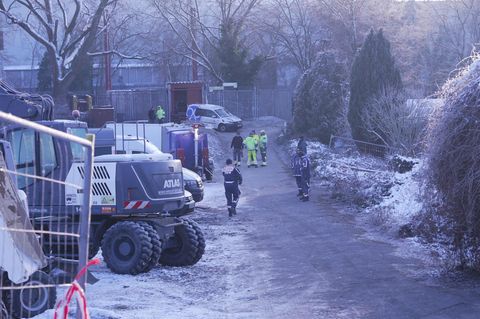 THW und Techniker auf Baustelle am Heizkraftwerk Lichterfelde in Berlin