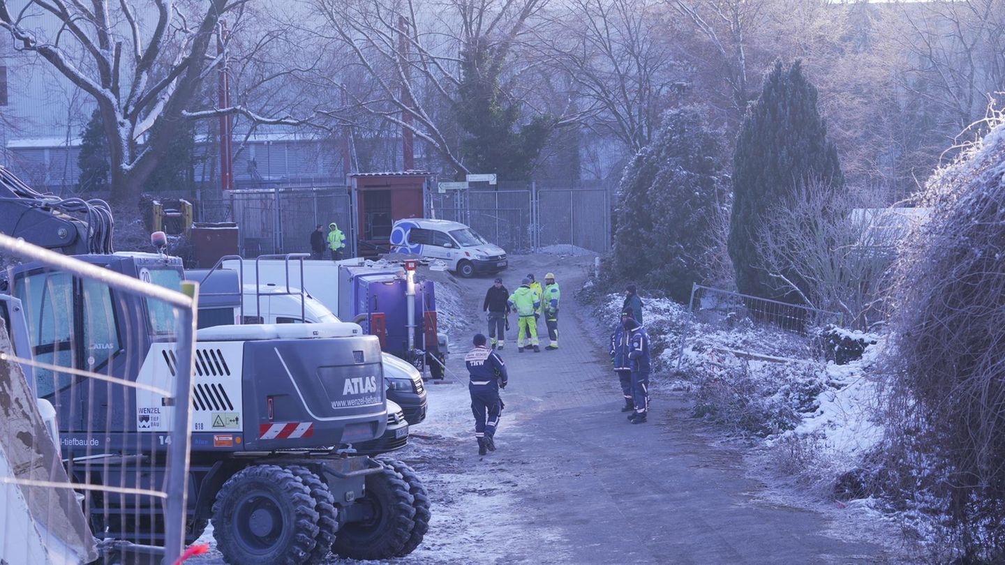 THW und Techniker auf Baustelle am Heizkraftwerk Lichterfelde in Berlin