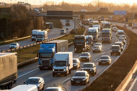 Die Autobahn A1 muss für Bergungsarbeiten vorübergehend in Richtung Lübeck/Berlin gesperrt werden. (Archivbild) Foto: Daniel Boc