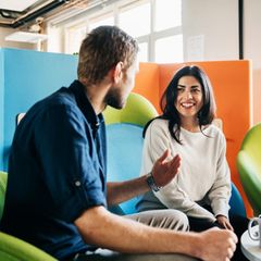 Gehaltsranking: Menschen im Büro, die miteinander sprechen