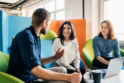 Gehaltsranking: Menschen im Büro, die miteinander sprechen