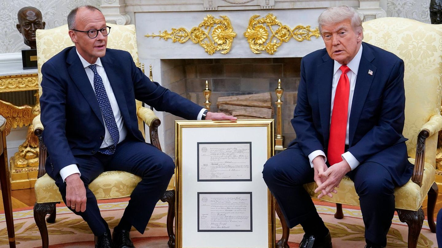 Friedrich Merz und Donald Trump sitzen auf Stühlen im Weißen Haus