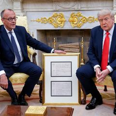 Friedrich Merz und Donald Trump sitzen auf Stühlen im Weißen Haus