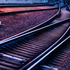 Der Tote wurde Ende Dezember im Gleisbett entdeckt. (Symbolbild) Foto: Julian Stratenschulte/dpa