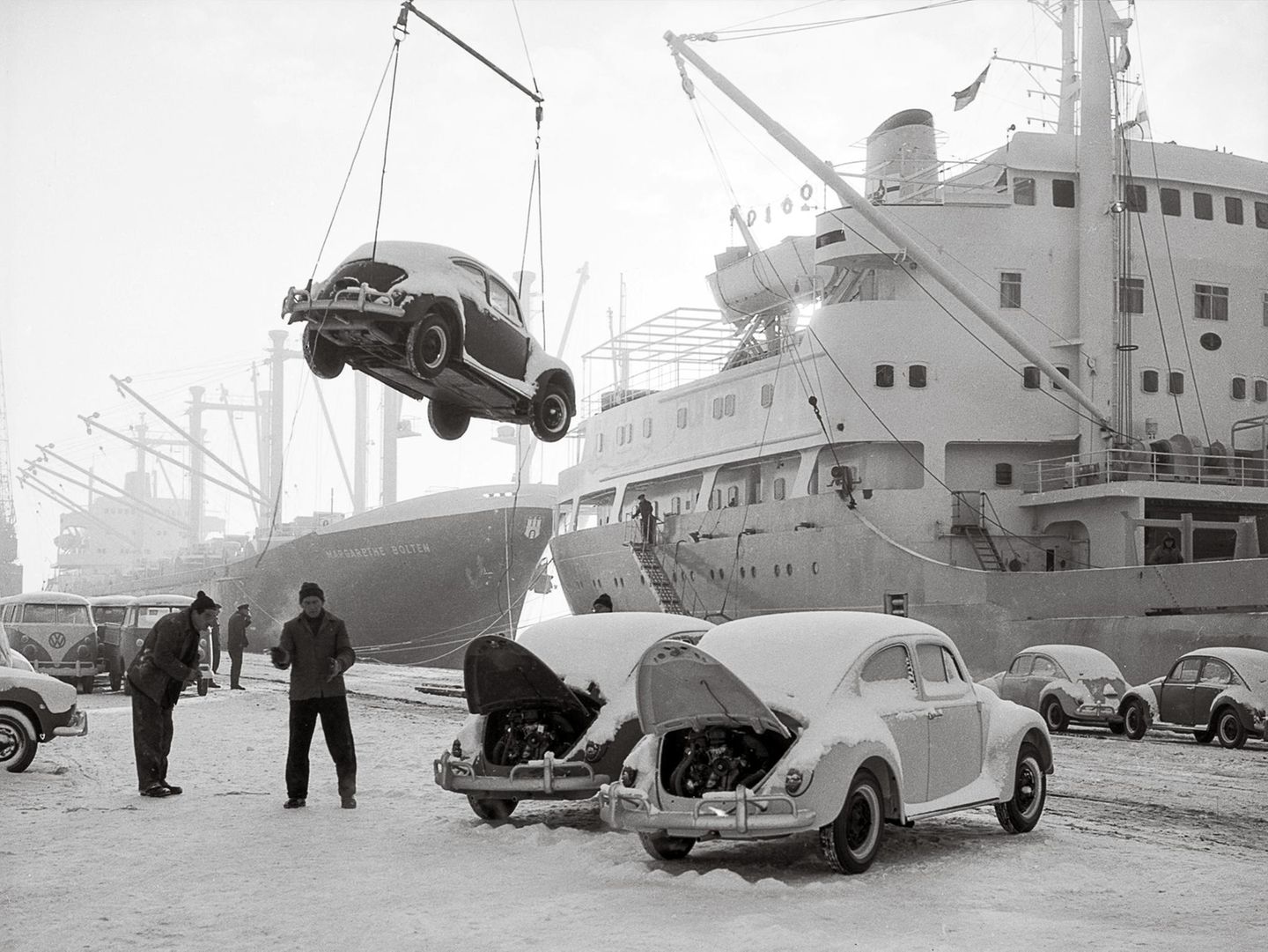 Käfer mit offener Motorhaube