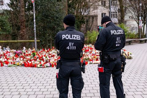 Zwei Polizisten vor Trauerstelle in Aschaffenburg