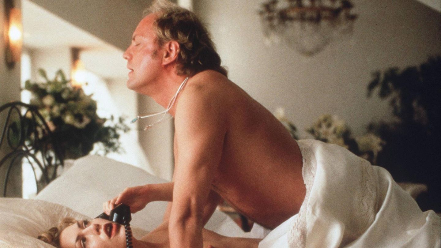 Ochsenknecht spielt in den 90er-Jahren viele verschiedene Rollen. In der Komödie "Widows – Erst die Ehe, dann das Vergnügen" von 1998 verkörpert er einen unsympathischen Ehemann, der durch seine egoistische, rücksichtslose Art und seine Alkoholprobleme maßgeblich zu den Ehekrisen beiträgt ...