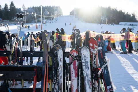 Zum Skifahren sind derzeit zahlreiche Pisten im Erzgebirge präpariert - so wie hier in Altenberg. (Archivbild) Foto: Sebastian K