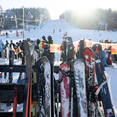 Zum Skifahren sind derzeit zahlreiche Pisten im Erzgebirge präpariert - so wie hier in Altenberg. (Archivbild) Foto: Sebastian K