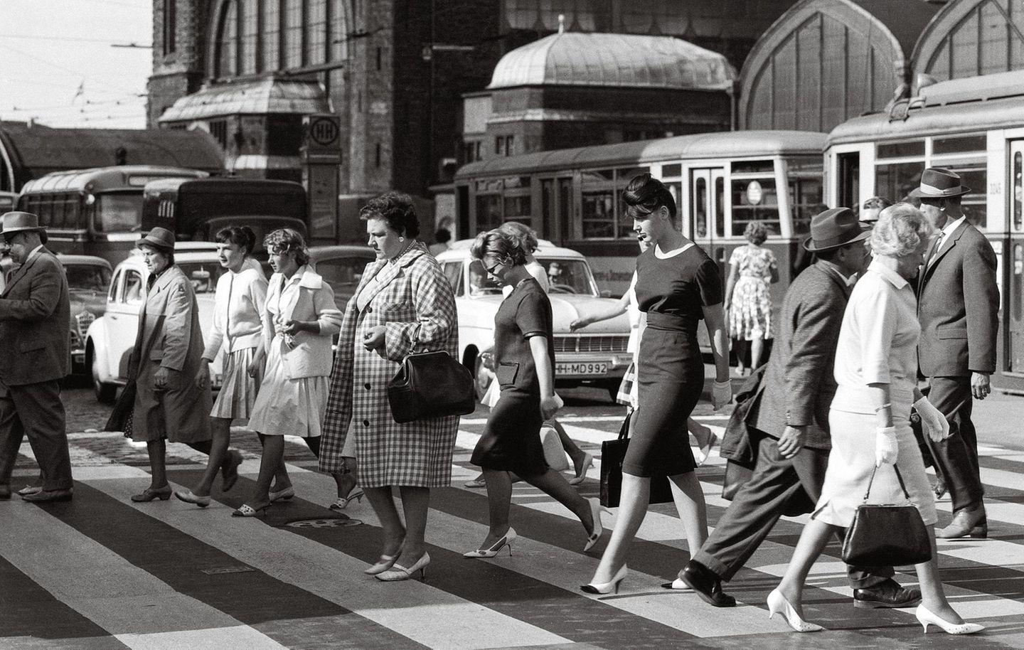 Passantinnen am Hauptbahnhof