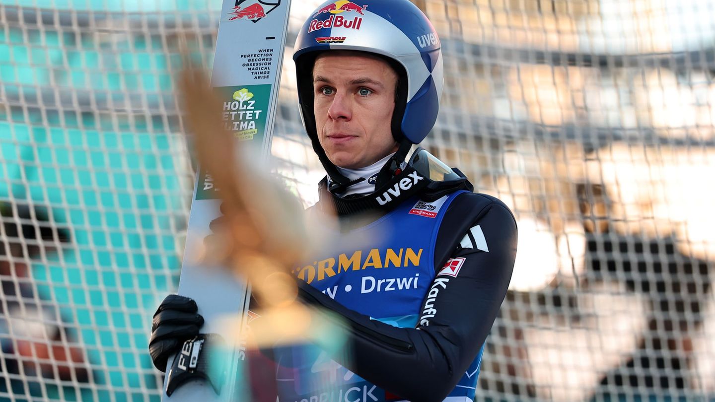 Andreas Wellinger blickt sorgenvoll auf seine eigene Leistung und den deutschen Sprung-Nachwuchs. Foto: Daniel Karmann/dpa