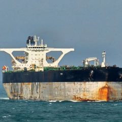 Rostiger Öltanker auf dem offenen Meer