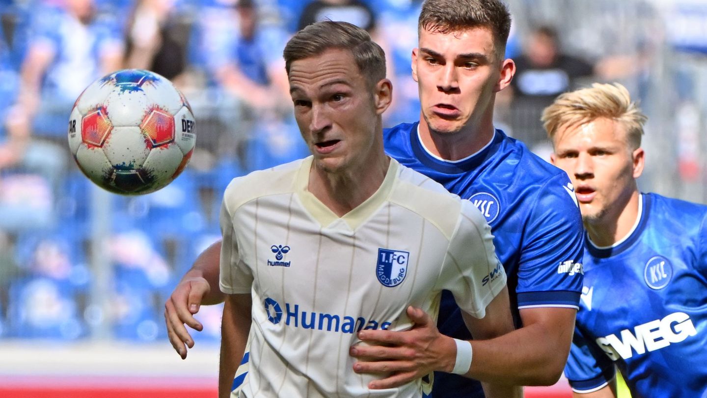 Vorerst kein Zweikampf: KSC-Profi Marcel Beifus (r) hat sich am Knie verletzt. Foto: Uli Deck/dpa