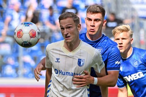 Vorerst kein Zweikampf: KSC-Profi Marcel Beifus (r) hat sich am Knie verletzt. Foto: Uli Deck/dpa
