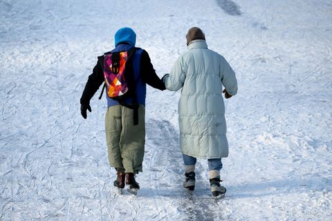 Viele Menschen in Bayern nutzen die frostigen Temperaturen für winterliche Ausflüge - auch auf Schlittschuhen. Foto: Sven Hoppe/