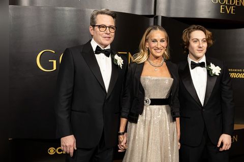 Sarah Jessica Parker posiert mit Ehemann Matthew Broderick und Sohn James Wilkie auf dem roten Teppich.