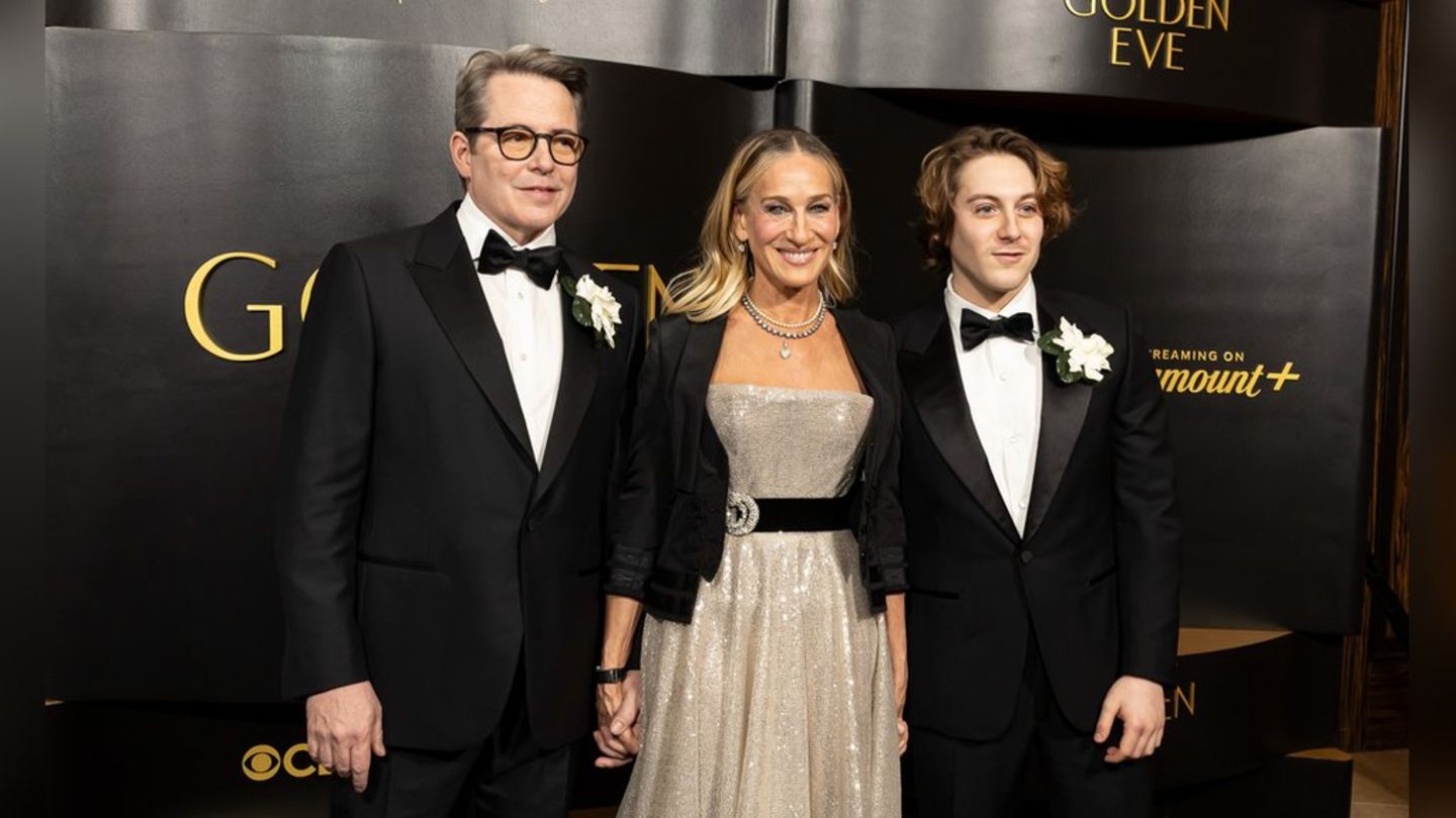 Sarah Jessica Parker posiert mit Ehemann Matthew Broderick und Sohn James Wilkie auf dem roten Teppich.