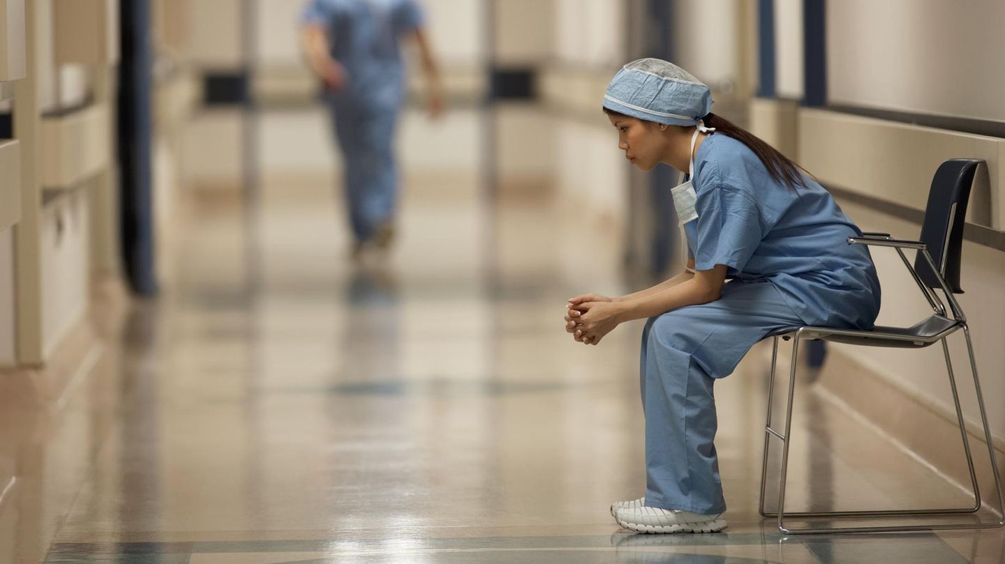 Gewalt gegen Ärzte: Eine Ärztin sitzt auf dem Krankenhausflur