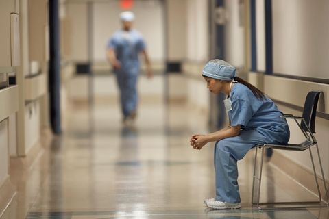 Gewalt gegen Ärzte: Eine Ärztin sitzt auf dem Krankenhausflur