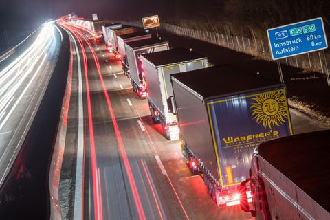 Wegen der Begrenzung von Lastwagen auf der Inntalautobahn kommt es in Bayern immer wieder zu langen Staus. (Archivbild) Foto: Pe