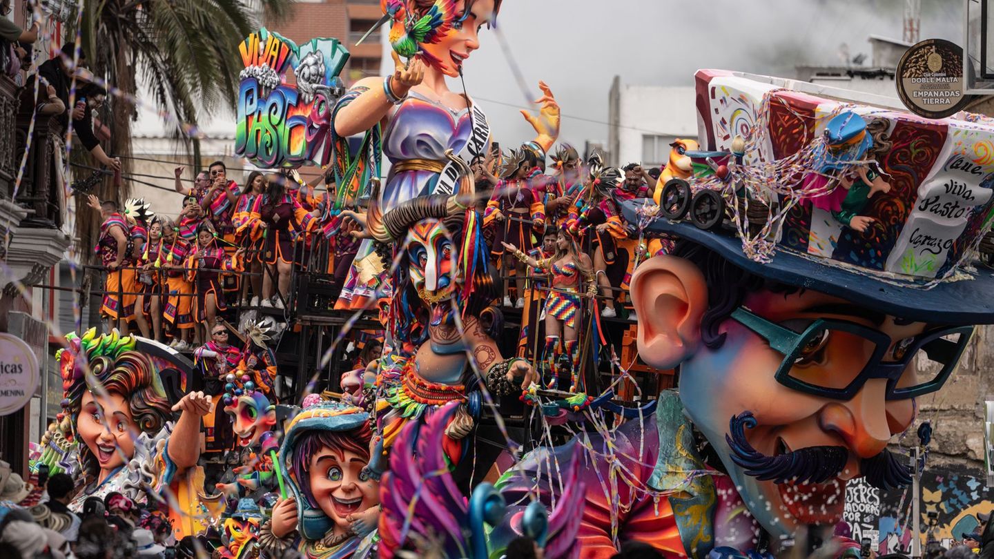 Farbenfrohe Wagen zogen durch die Stadt Pasto im Südwesten von Kolumbien. Foto: Ivan Valencia/AP/dpa
