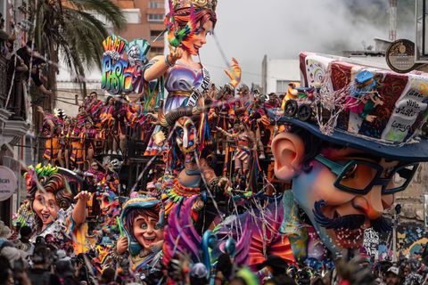 Farbenfrohe Wagen zogen durch die Stadt Pasto im Südwesten von Kolumbien. Foto: Ivan Valencia/AP/dpa