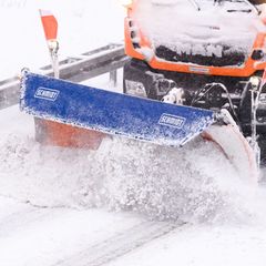 Der Busverkehr im Landkreis Wittmund wird wegen starker Schneefälle am Nachmittag eingestellt. (Symbolbild) Foto: Julian Straten