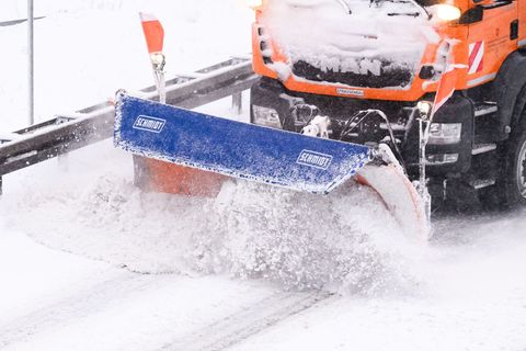 Der Busverkehr im Landkreis Wittmund wird wegen starker Schneefälle am Nachmittag eingestellt. (Symbolbild) Foto: Julian Straten
