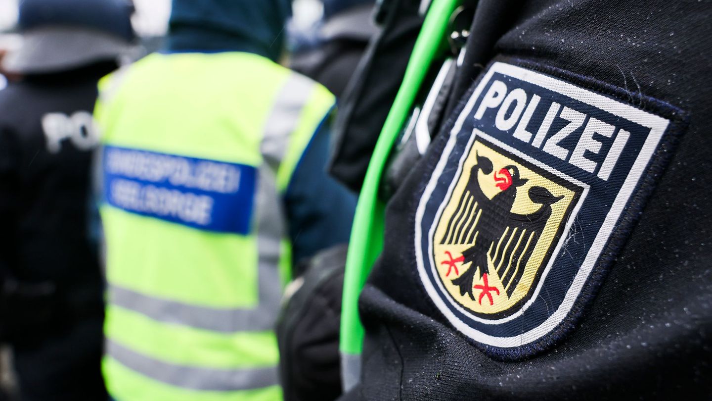 Bundespolizisten haben bei zwei Jugendlichen in Neumünster Waffen sichergestellt. (Symbolfoto) Foto: Christian Charisius/dpa