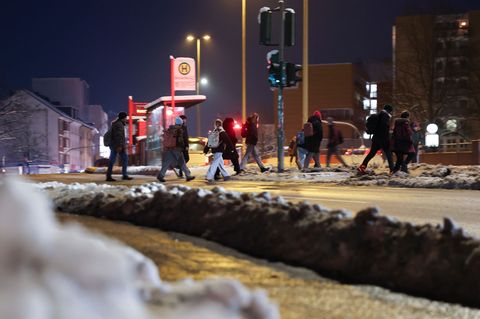 Der Blinden- und Sehbehindertenverein fordert, dass Gehwege so gründlich von Schnee und Eis geräumt werden, dass Orientierungshi