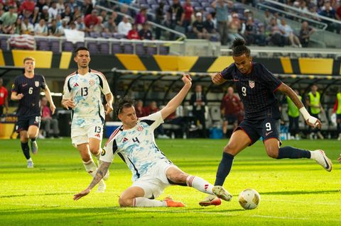 Vor Wechsel zum Hamburger SV: US-Stürmer Damion Downs (r). (Archivbild) Foto: Jeff Wheeler/Star Tribune/AP/dpa