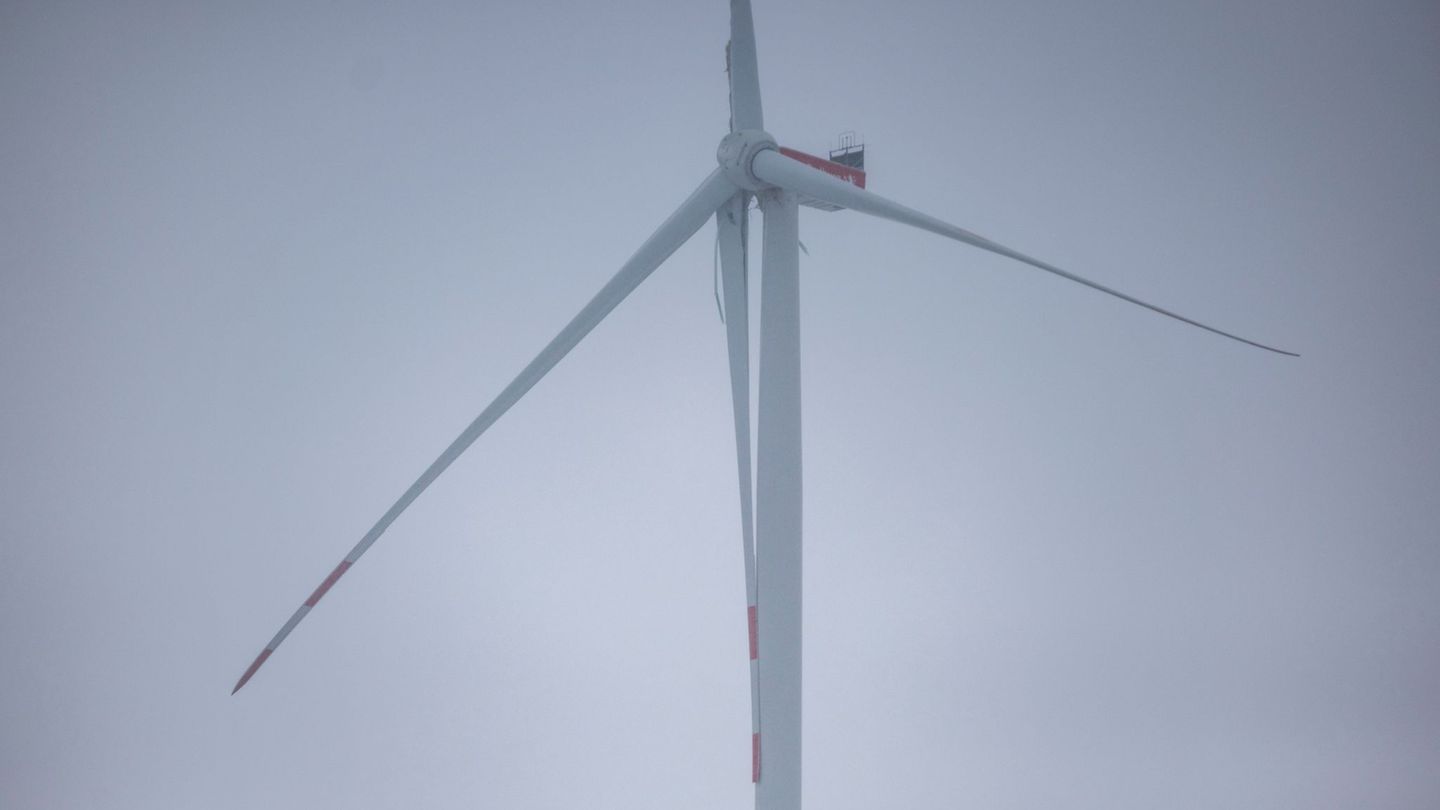Der Flügel eines Windrads ist abgeknickt, weshalb eine angrenzende Autobahn gesperrt werden musste. Foto: Thomas Banneyer/dpa