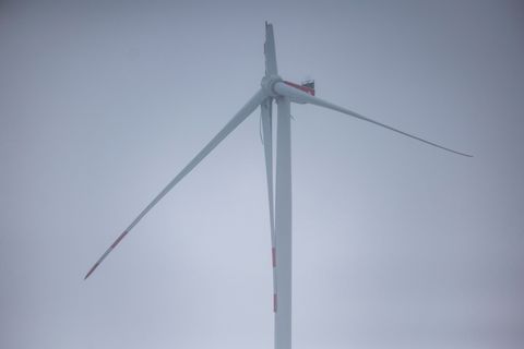 Der Flügel eines Windrads ist abgeknickt, weshalb eine angrenzende Autobahn gesperrt werden musste. Foto: Thomas Banneyer/dpa