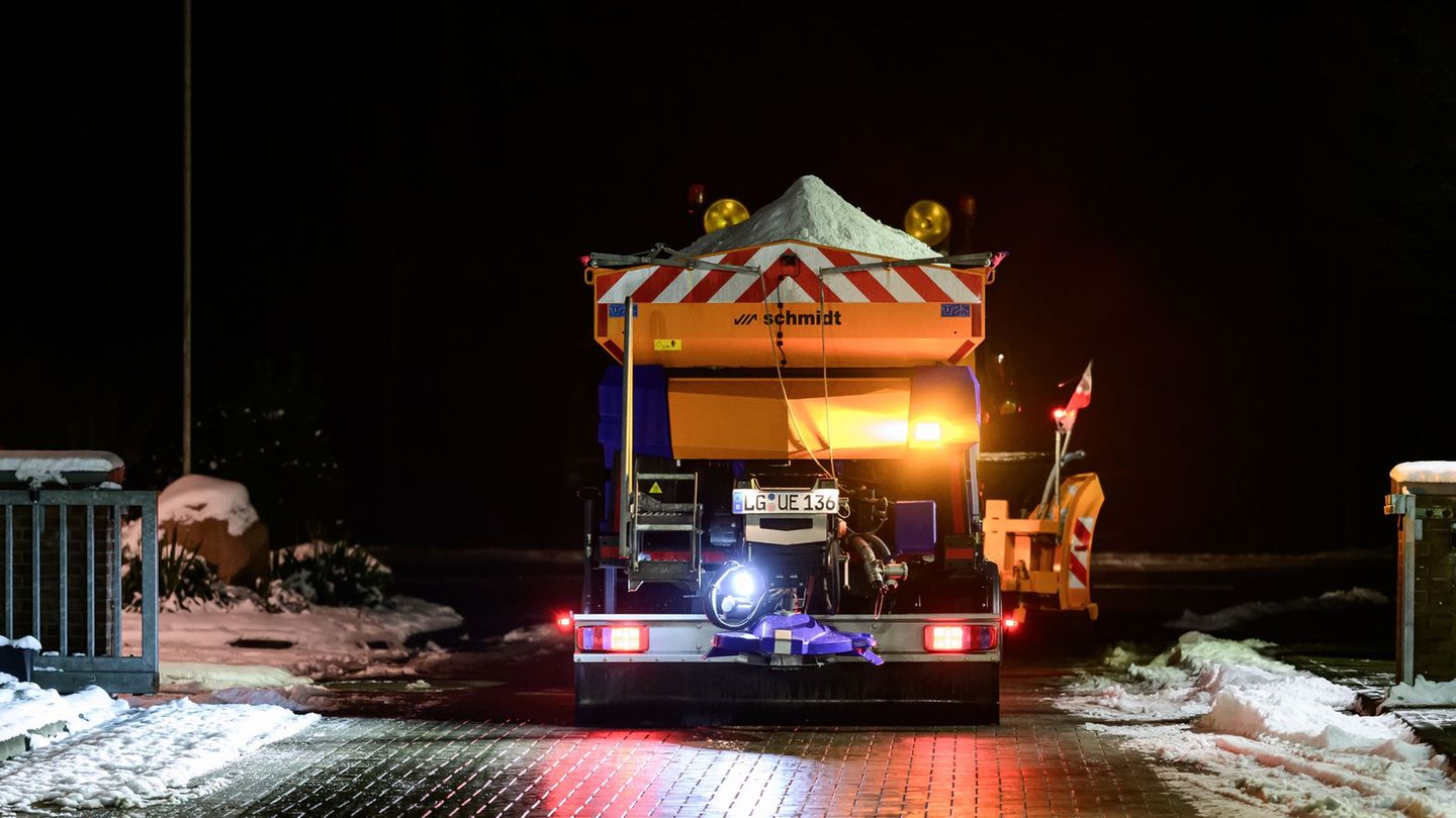 Lieferengpässe beim Streusalz – die Stadt Hildesheim muss den Winterdienst einschränken. (Archivbild) Foto: Philipp Schulze/dpa