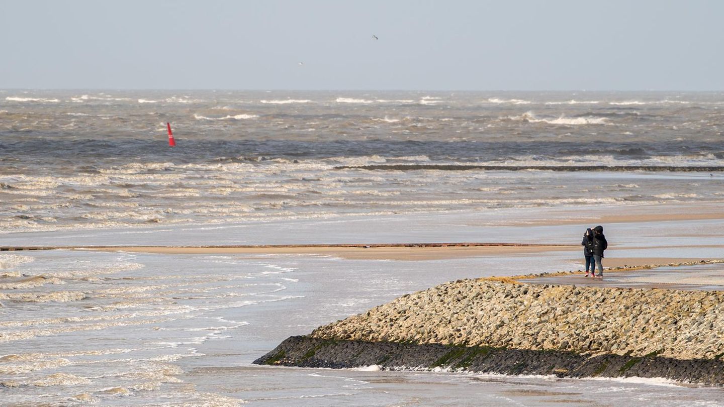 Spaziergänger auf der Nordsee-Insel Norderney
