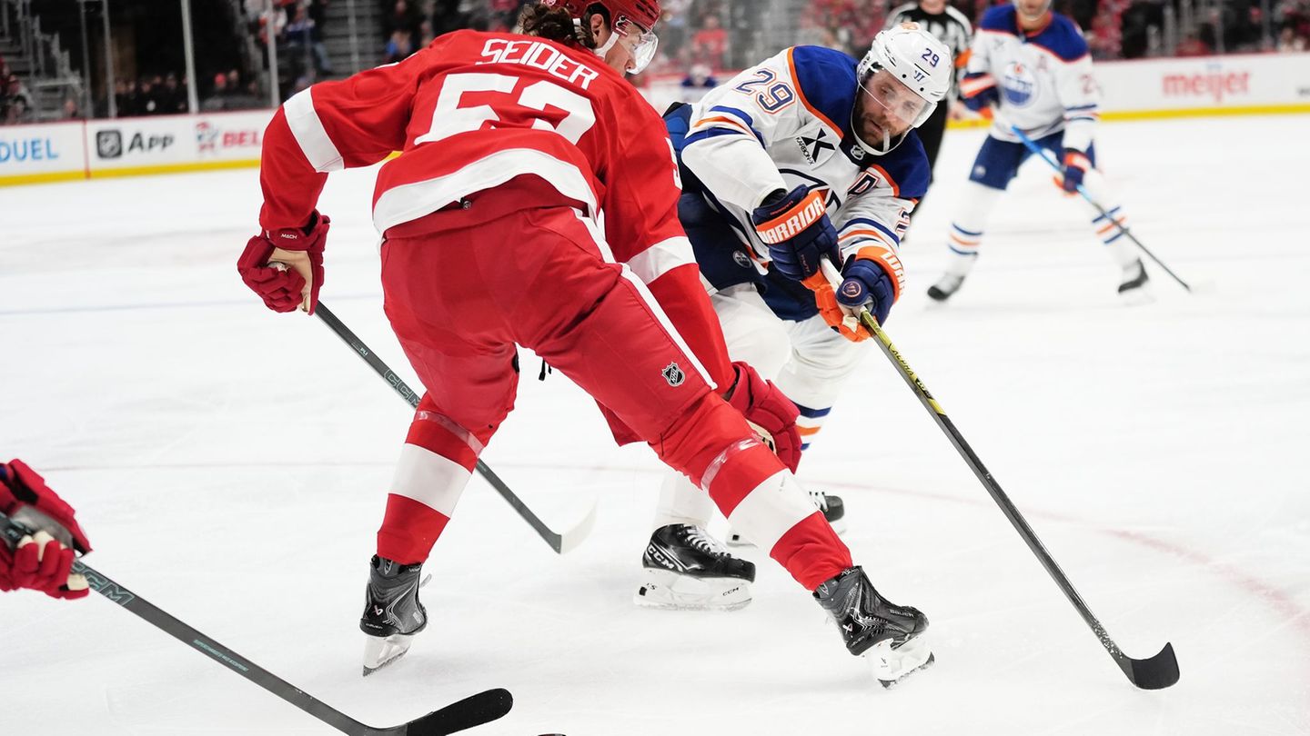 Zwei NHL-Topstars gemeinsam für Deutschland: Moritz Seider (l) und Leon Draisaitl (r). (Archivbild) Foto: Ryan Sun/AP/dpa