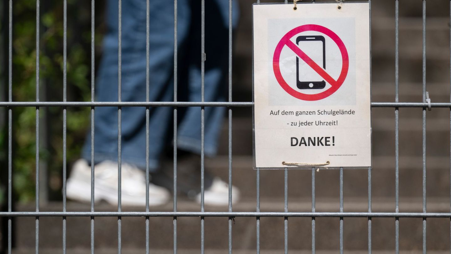 In Sachsen-Anhalt soll ein Leitfaden künftig die Handynutzung an Schulen beschreiben. (Archivbild) Foto: Marijan Murat/dpa