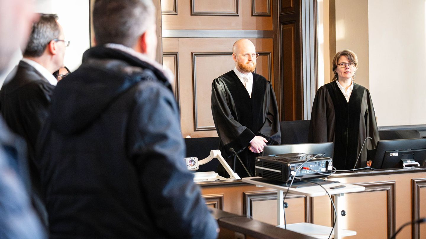 Der Angeklagte schweigt zu Prozessbeginn zu den Vorwürfen. Foto: Sina Schuldt/dpa