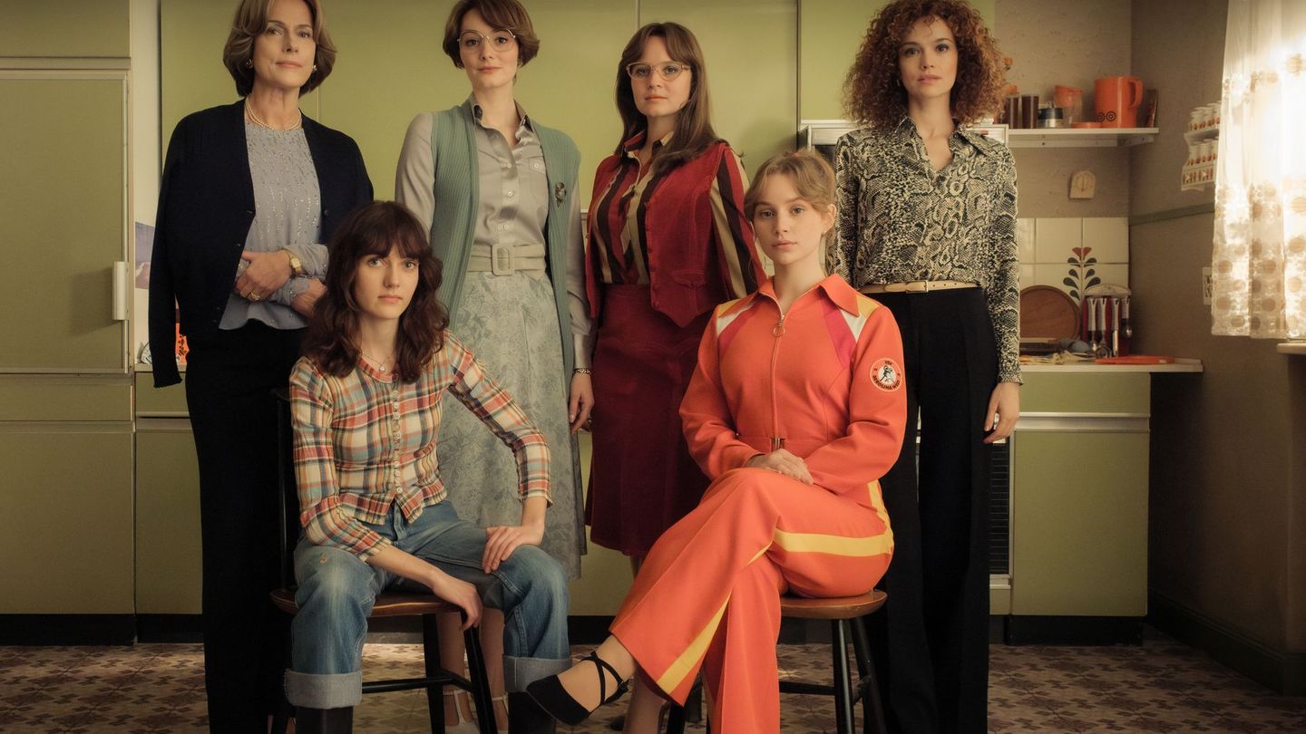 Drei Frauengenerationen vor 70er-Kulisse: "Ku'damm 77" erzählt die Geschichte der Familie Schöllack weiter. Unter einem Dach leben (von links) Caterina (Claudia Michelsen), Friederike (Marie Louise Albertine Becker), Helga (Maria Ehrich), Monika (Sonja Gerhardt), Dorli (Carlotta Bähre) und Eva (Emilia Schüle).