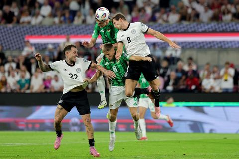 Callum Marshall (unten) spielte im September noch mit Nordirland gegen Deutschland. Foto: Rolf Vennenbernd/dpa