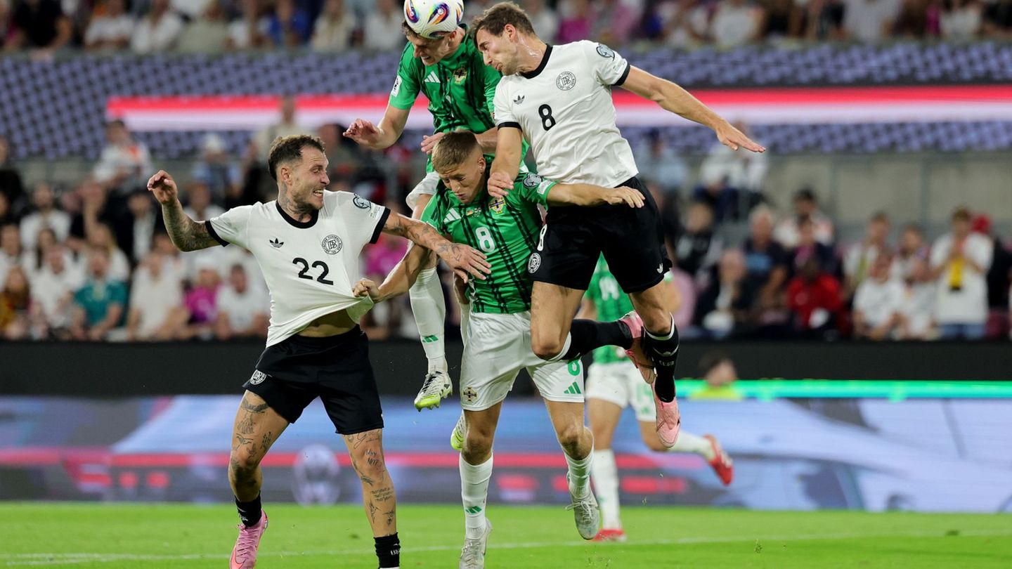 Callum Marshall (unten) spielte im September noch mit Nordirland gegen Deutschland. Foto: Rolf Vennenbernd/dpa