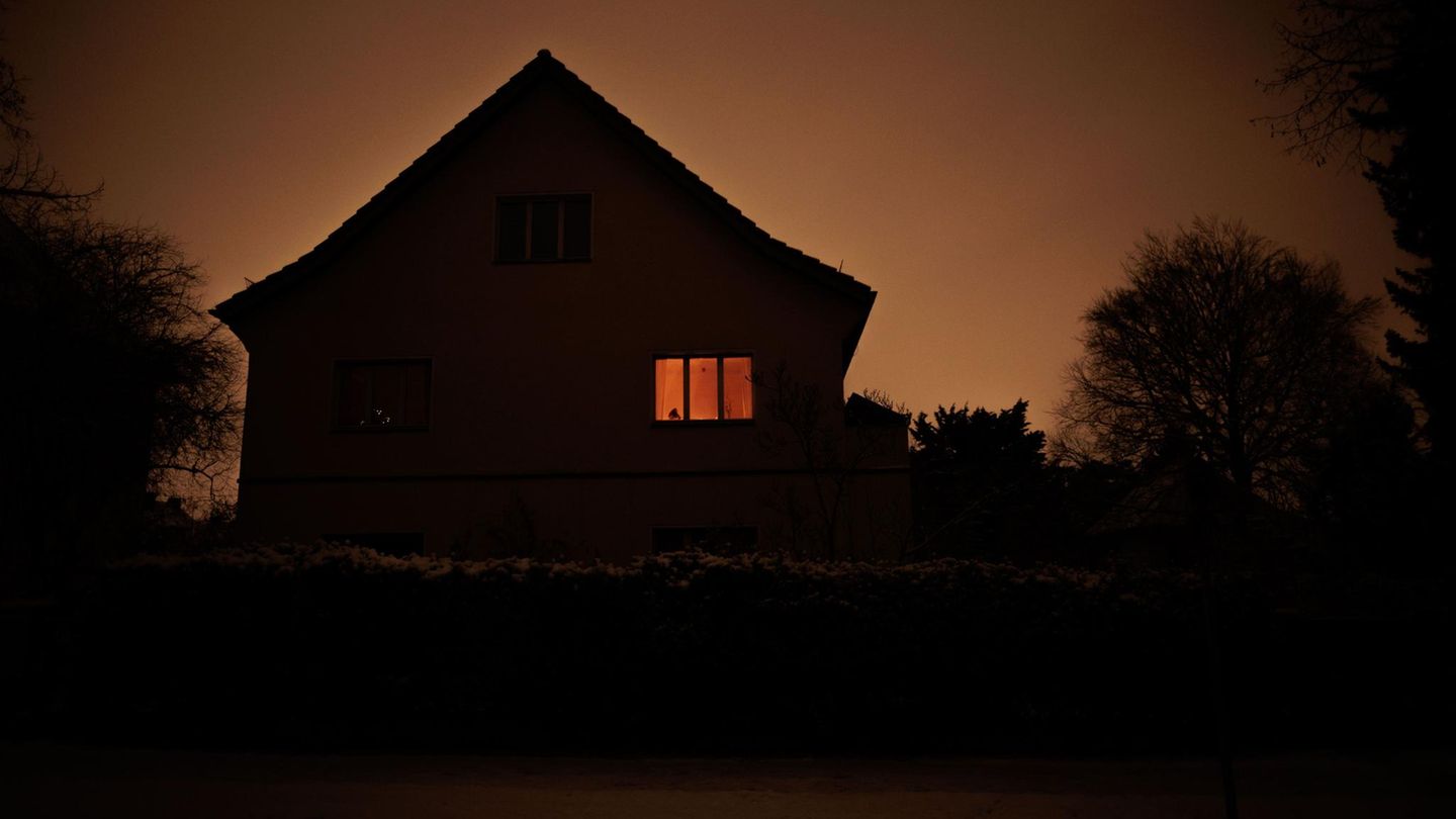 Kerzen im Wohnzimmer: Tausende Haushalte waren in Berlin vom Stromausfall betroffen