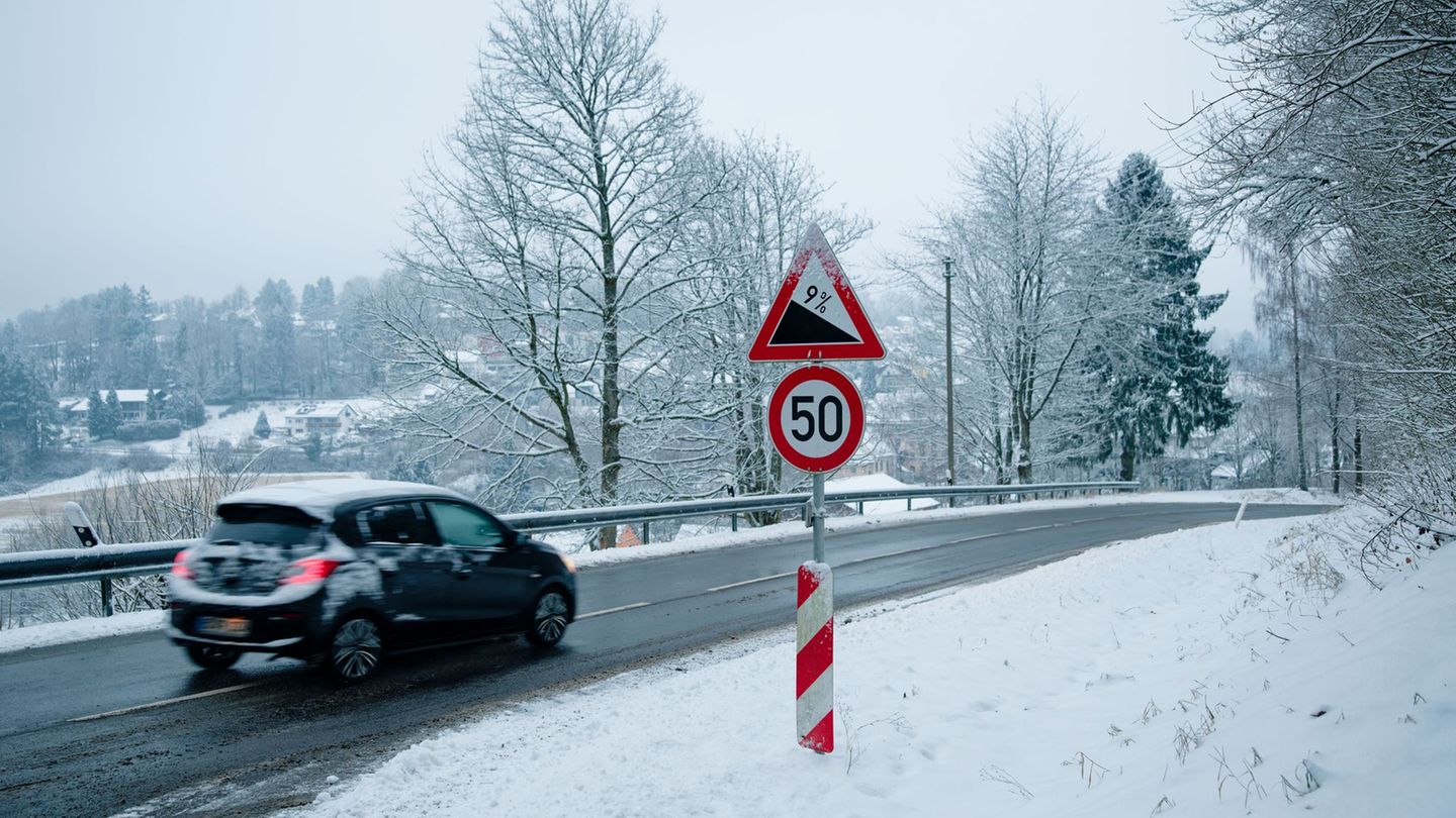 So sieht Winterwetter aus: Ein Auto fährt in einer schneebedeckten Landschaft über eine Straße bei Wilhelmsfeld. Foto: Uwe Anspa