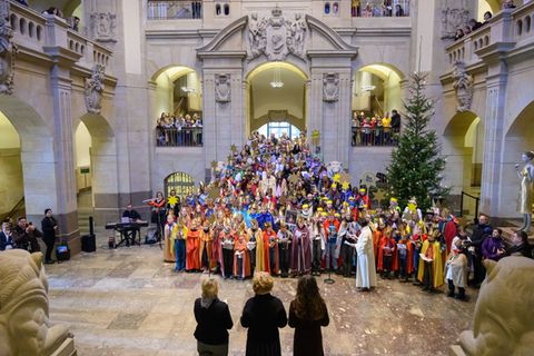 Rund 300 Mädchen und Jungen haben als Sternsinger in der Staatskanzlei ein Ständchen gebracht. Foto: Robert Michael/dpa