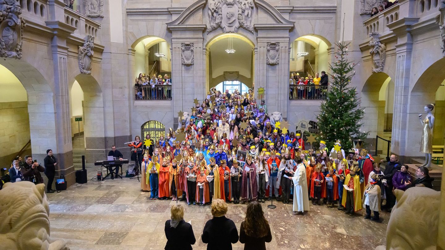Rund 300 Mädchen und Jungen haben als Sternsinger in der Staatskanzlei ein Ständchen gebracht. Foto: Robert Michael/dpa