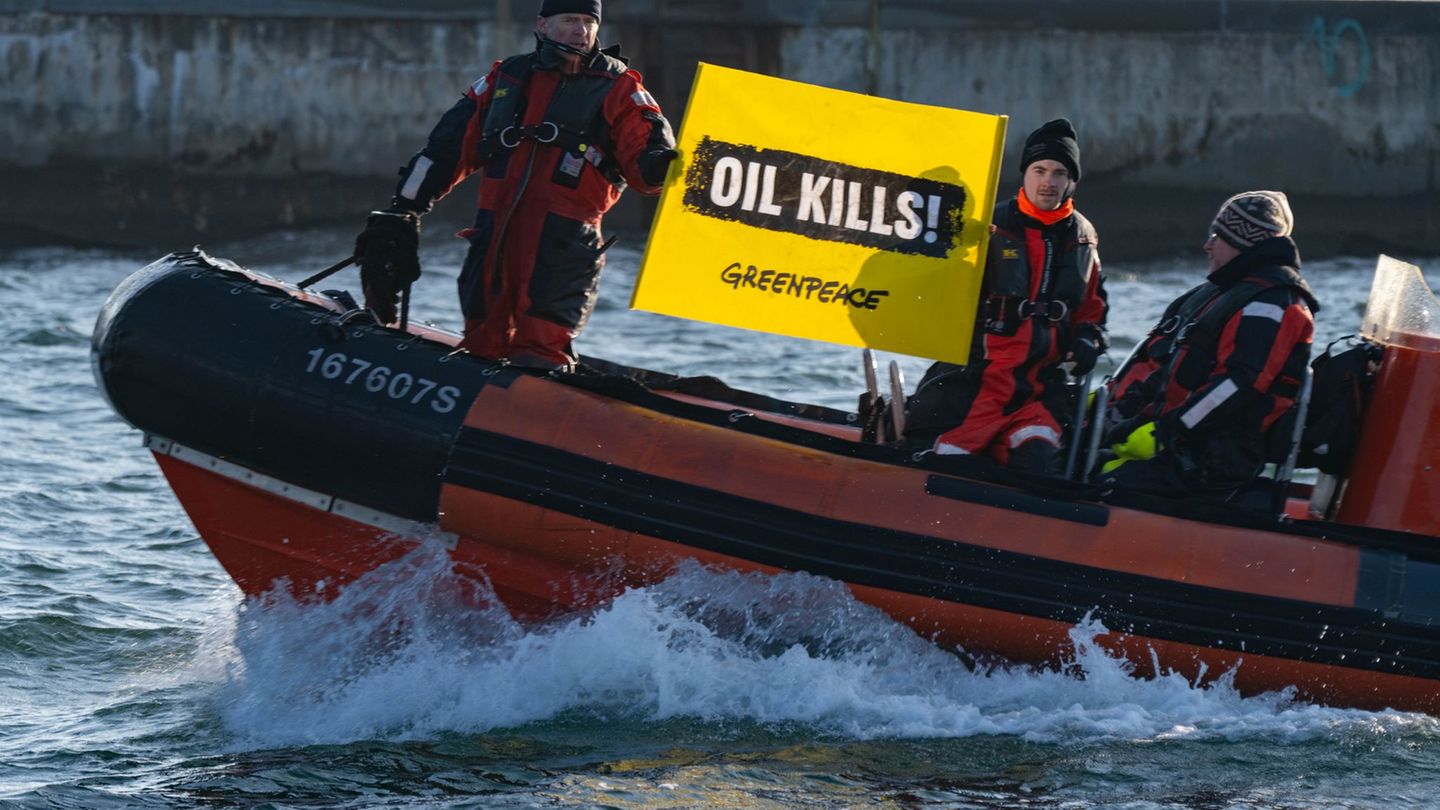 Die Havarie der "Eventin" hat für Schlagzeilen gesorgt. Umweltaktivisten erinnern mit einer Aktion an den Vorfall vor einem Jahr