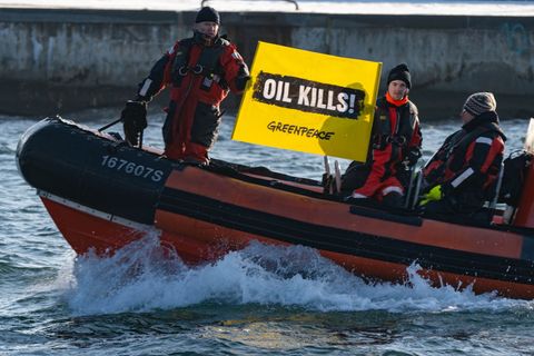 Die Havarie der "Eventin" hat für Schlagzeilen gesorgt. Umweltaktivisten erinnern mit einer Aktion an den Vorfall vor einem Jahr