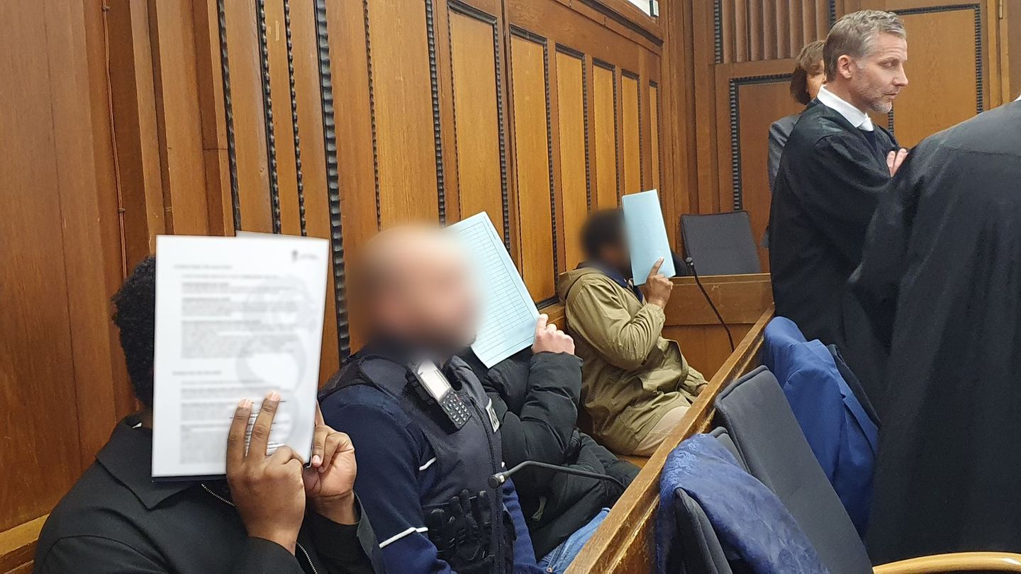 Beim Prozessbeginn räumten die 21 und 22 Jahre alten Angeklagten ihre Tatbeteiligung ein. Foto: Martin Höke/dpa