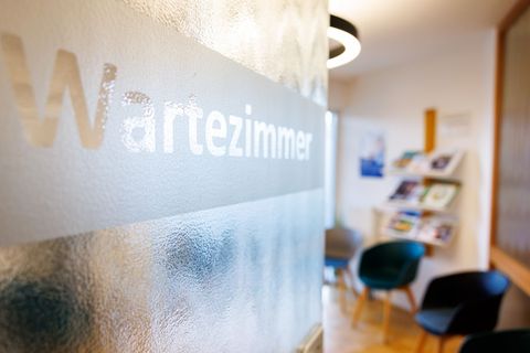 Wartezimmer werden laut Ärzteschaft immer wieder Schauplatz von Übergriffen. (Illustration) Foto: Daniel Karmann/dpa